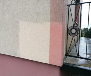 elewacja domu przed myciem